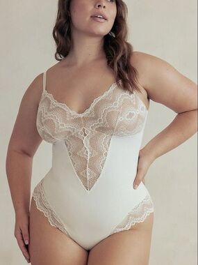 Pinsy Sculpting Lace Shapewear Bodysuit, 2X, White, Light/Medium Tan Lining